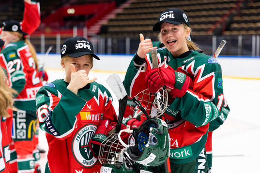 Frölundas Maja Beverin och Ella Hellman  jublar