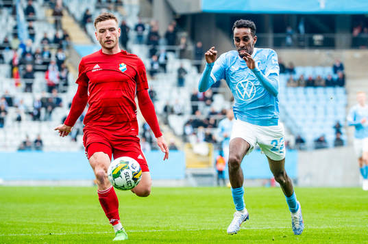 Östers Runar Thor Sigurgeirsson mot Malmö FFs Taha Ali