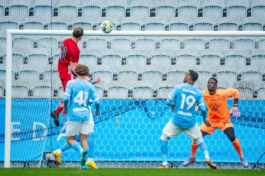 Östers Jesper Jonasson Westermark mot Malmö FFs målvakt Ismael Diawara