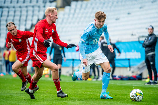 Östers Adam Bergmark Wiberg mot Malmö FFs Hugo Bolin