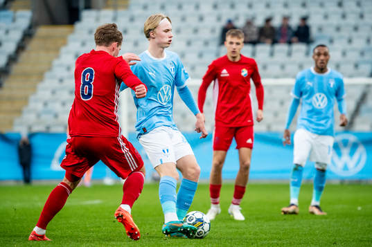 Malmö FFs Daniel Gudjohnsen mot Östers Alex Thor Hauksson