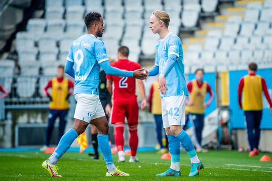 Malmö FFs Isaac Kiese Thelin byts ut och in kommer Daniel Gudjohnsen