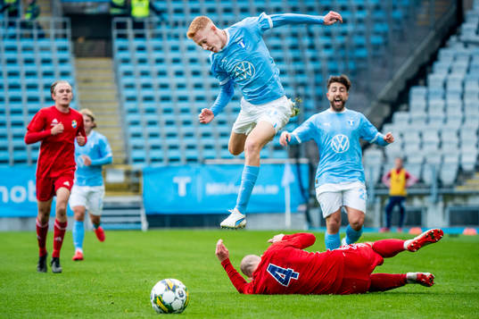 Malmö FFs Hugo Larsson mot Östers John Stenberg