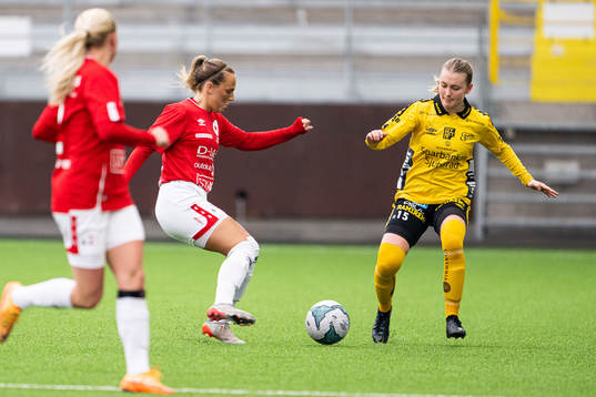Degerfors Tyra Eriksson och Elfsborgs Elin Johansson