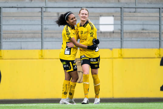 Elfsborgs Hanna Jiozon jublar med Vanessa Lopez efter 4-0
