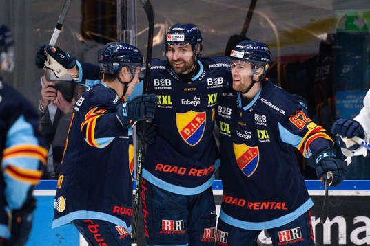 Djurgårdens Wiktor Nilsson jublar med lagkamrater