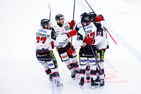 Malmö Redhakws Adam Ollas Mattsson jublar med lagkamrater