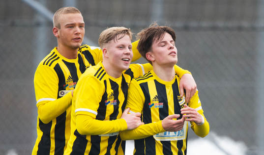 IFK Hässleholms 2-målsskytt Jussi Tikkanen grattas