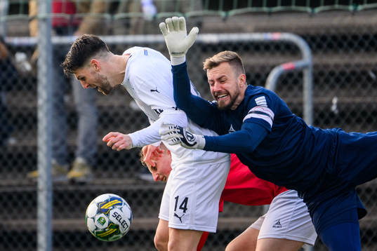 Helsingborgs Oliver Stojanovic Fredin i kamp med bollen med Kalmars målvakt Ricardo Friedrich