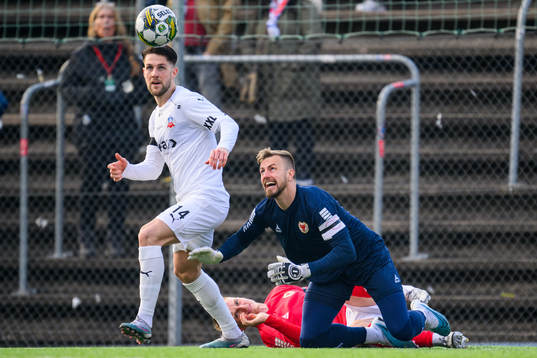 Helsingborgs Oliver Stojanovic Fredin i kamp med bollen med Kalmars målvakt Ricardo Friedrich
