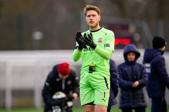 Helsingborgs målvakt Kalle Joelsson tackar publiken