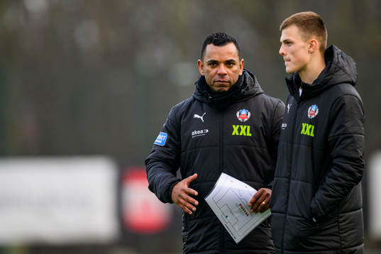 Helsingborgs tränare Alvaro Santos i samtal med Erik Ring