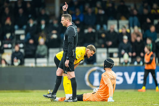 Mjällbys Ivan Kricak och målvakt Noel Törnqvist som har