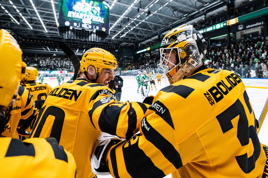 Skellefteås Joakim Lindström och målvakt Linus