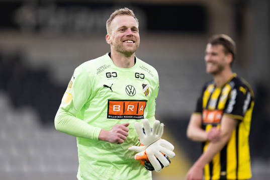 Häckens målvakt Peter Abrahamsson jublar