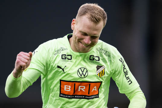 Häckens målvakt Peter Abrahamsson jublar