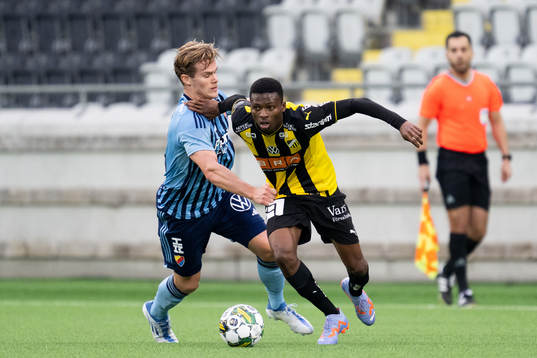 Djurgårdens Hampus Finndell och Häckens Akoua Romeo Amane