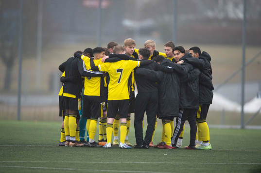 Samling före kick off i matchen i DM för pojkar U17 mellan  IFK Hässleholm och Klippans Förenade FF i Hässleholm 19 mars 2023.
