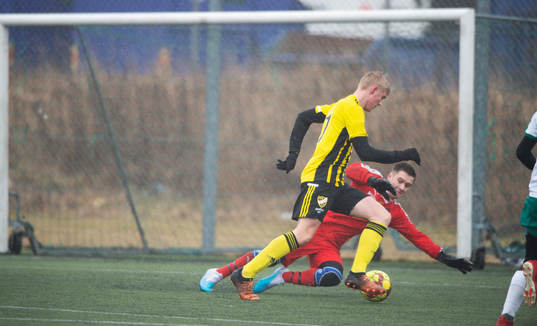  IFK Hässleholms  Linus Roslund rundar målvakten och gör ett