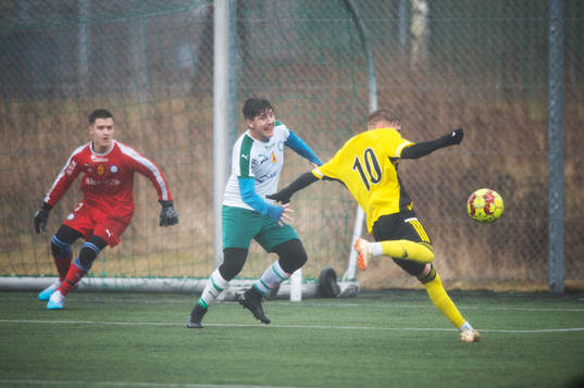  IFK Hässleholms  Amir Ramanovski volleyskjuter i matchen i DM för pojkar U17 mellan  IFK Hässleholm och Klippans Förenade FF i Hässleholm 19 mars 2023.