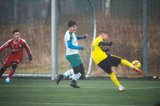  IFK Hässleholms  Amir Ramanovski skjuter på volley i matchen i DM för pojkar U17 mellan  IFK Hässleholm och Klippans Förenade FF i Hässleholm 19 mars 2023.