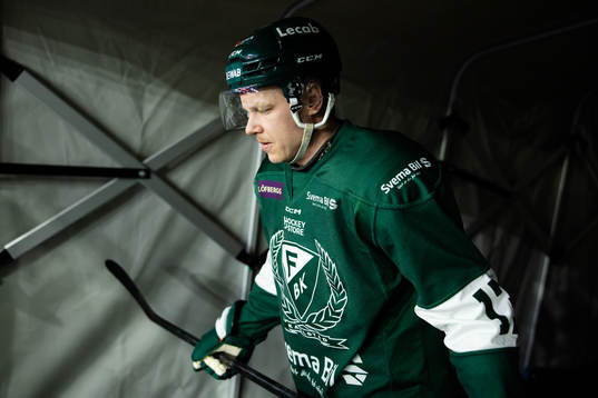 Färjestads Daniel Viksten på väg ut för värmning innan