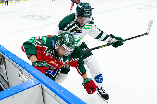 Frölundas Jacob Nilsson tacklas av Färjestads Theodor