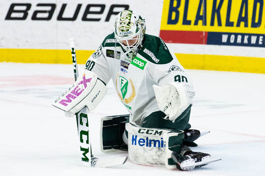 Färjestads målvakt Matthew Tomkins räddar ett skott