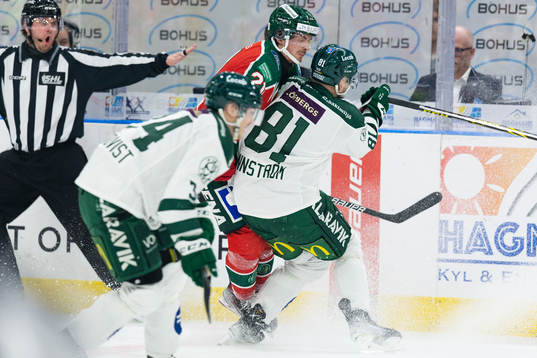 Färjestads Theodor Lennström tacklar Frölundas Loui