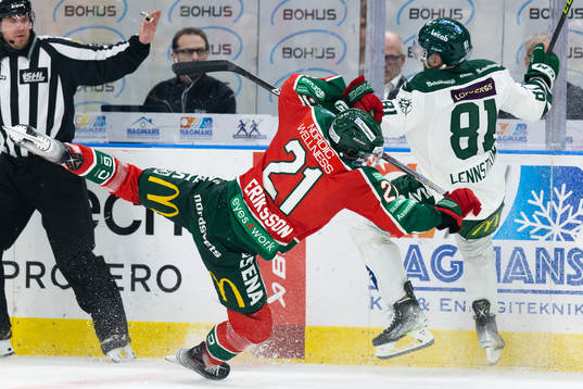 Färjestads Theodor Lennström tacklar Frölundas Loui