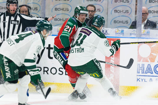 Färjestads Theodor Lennström tacklar Frölundas Loui