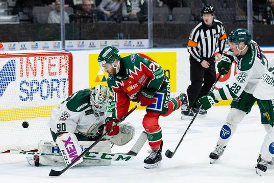 Färjestads målvakt Matthew Tomkins räddar avslut från