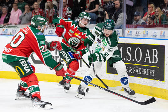 Färjestads Theodor Lennström i en kamp mot Frölundas