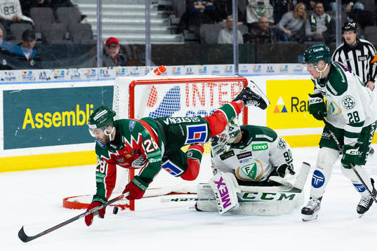 Frölundas Anthony Greco och Färjestads målvakt Matthew