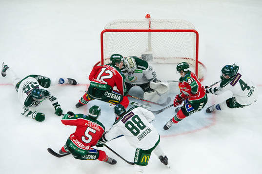 Frölundas Max Friberg bryter in på mål framför