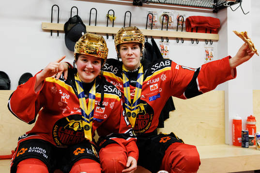 Luleås Sara Lindqvist och Jenna Pirttijärvi jublar ui