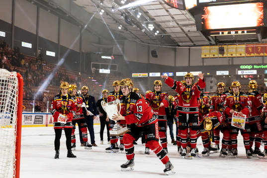 Luleås Jenna Pirttijärvi lyfter pokalen