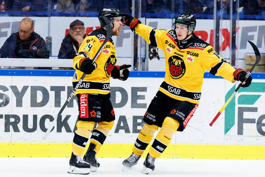 Luleås Brendan Shinnimin och Jonas Berglund jublar