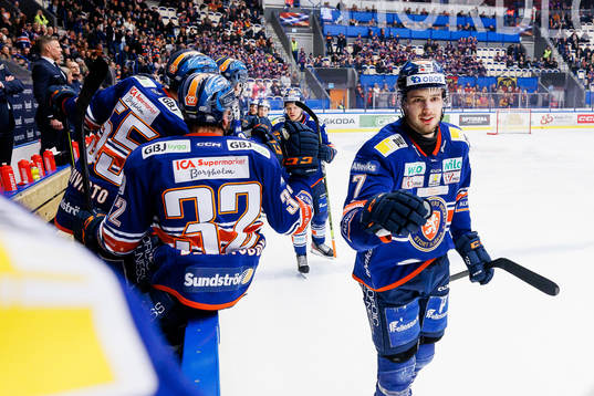 Växjös Hardy Häman Aktell jublar