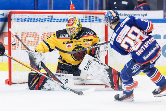 Luleås målvakt Matteus Ward när Växjös Hugo Gustafsson