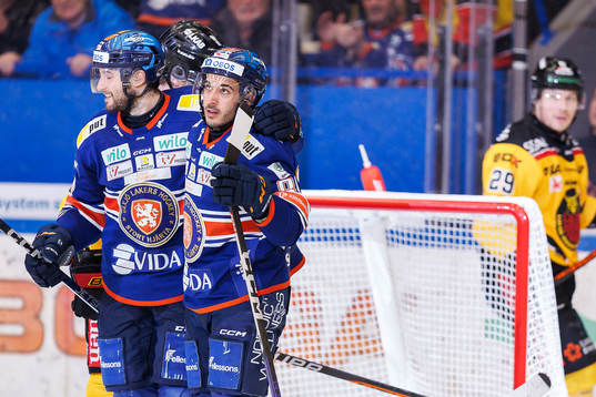 Växjös Tobias Rieder och Jayden Halbgewachs jublar