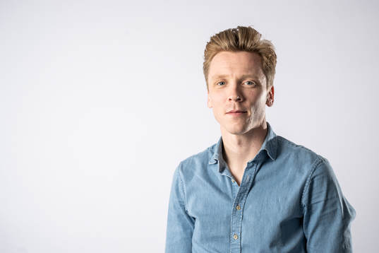 Gustav Sandberg Magnusson, Brommapojkarna, poserar för ett porträtt