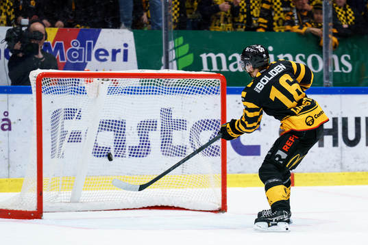 Skellefteås Linus Lindström gör 4-0 i tom målbur