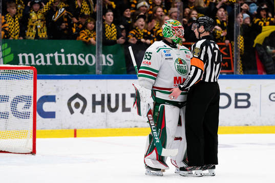 Rögles målvakt Christoffer Rifalk och domare Christoffer
