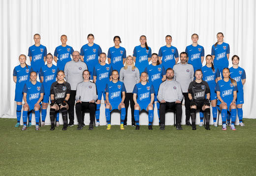  Ida Åkerlund, Alva Karlsson, Cajsa Karlsson, Jessica Miclat, Lucia Duras, Chloe Eriksson, Agnes Wigholm, Paige McAllister. Mittenledet från vänster: Elisabeth Tillenius, Patrycja Jerzak, Peter Kristoffersson, Maja Alvin, Annica Barsley, Kim Sundlöv, Anders Blomstrand, Märta Jävergren, Fiona Eriksson. Sittande från vänster: Astrid Larsson, Wilma Delerud, Vaila Barsley, Kaisa Collin, Stina Niklason, Daniel Wiklund, Julia Langörgen, Alexander Benidiktsson.