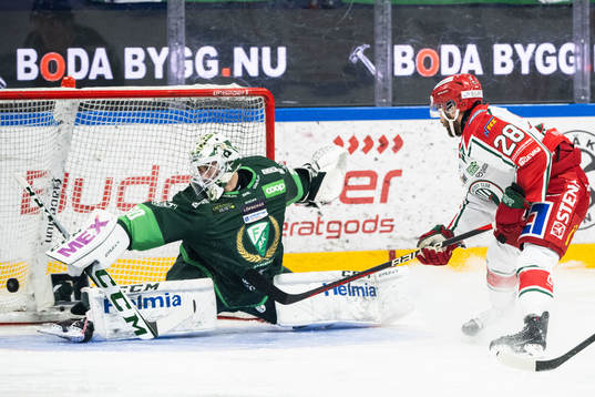 Frölundas Anthony Greco gör 0-1 bakom Färjestads