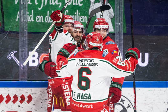 Frölundas Anthony Greco jublar med Isac Born och Jan Mursak