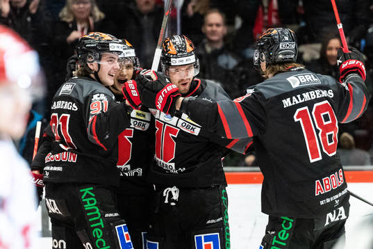 Örebros Rasmus Rissanen jublar med Leo Carlsson och