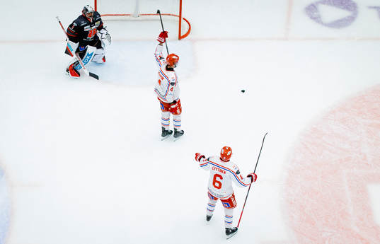 Timrås Tim Erixon och Joonas Lyytinen jublar vid 1-1