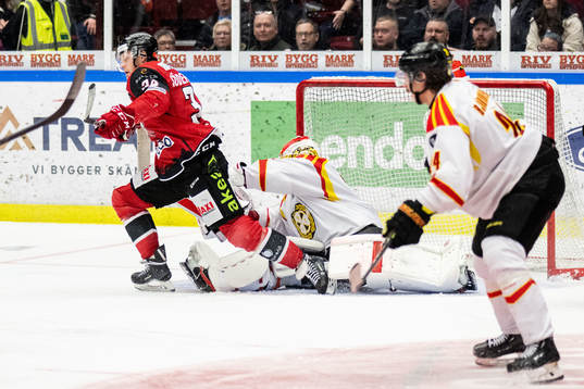 Malmö Redhawks Carl Söderberg och Brynäs målvakt Jussi